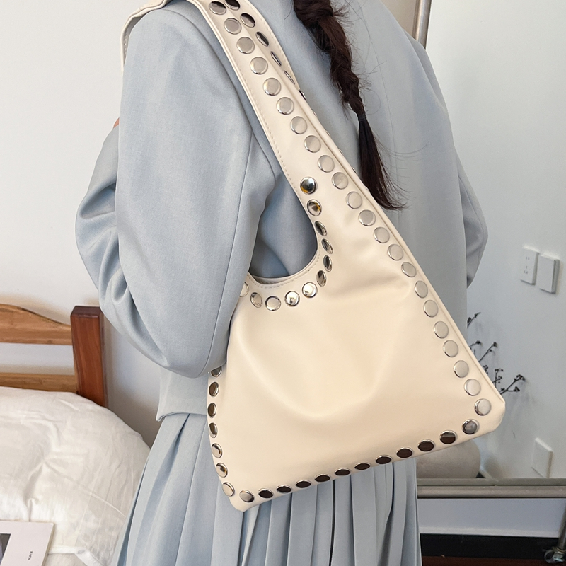 핫세일 대용량 소프트 숄더백, 엣지 실버 스터드 장식  - Women Bags Discount 리뷰 및 가격