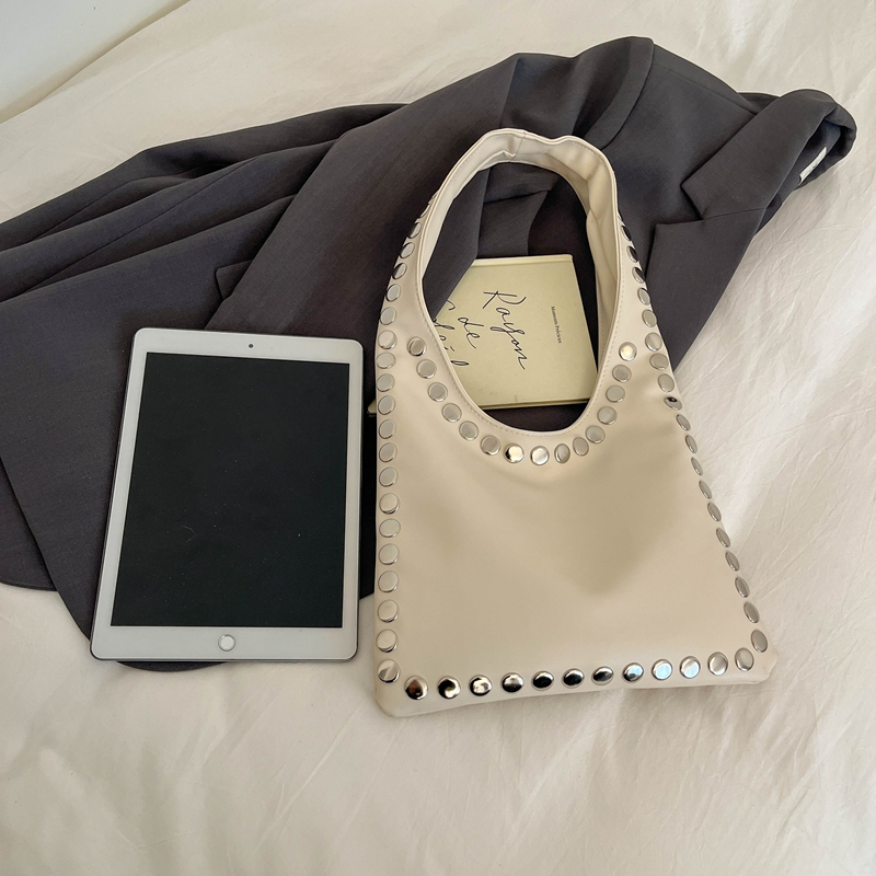 핫세일 대용량 소프트 숄더백, 엣지 실버 스터드 장식  - Women Bags Discount 리뷰 및 가격