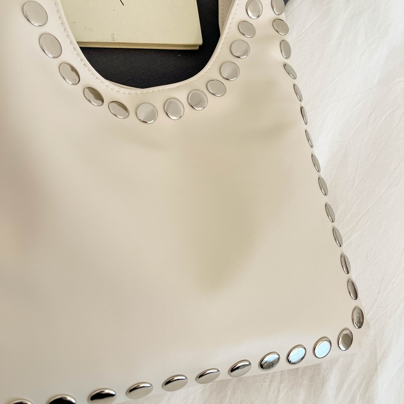 핫세일 대용량 소프트 숄더백, 엣지 실버 스터드 장식  - Women Bags Discount 리뷰 및 가격